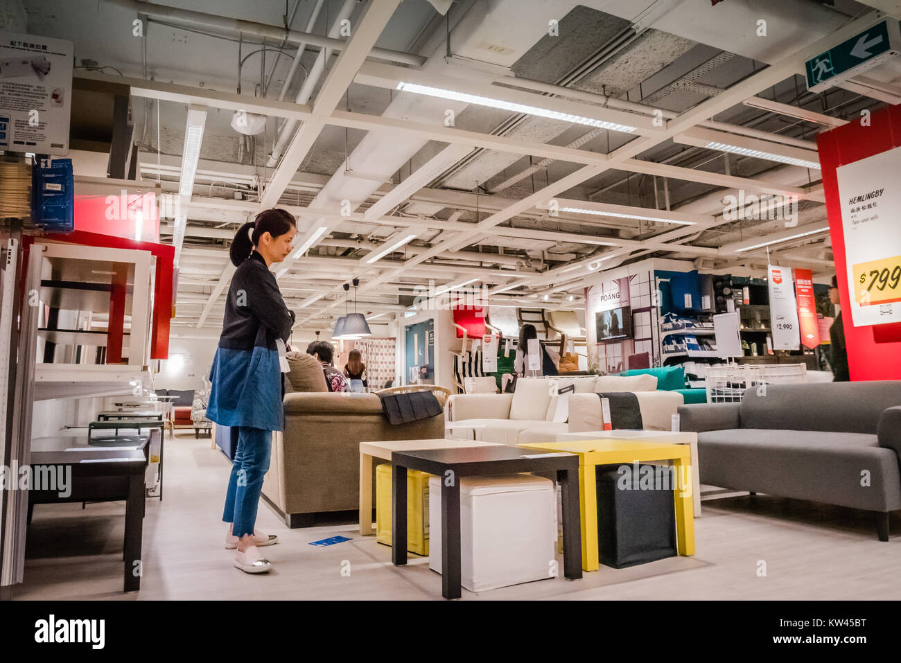 Donna asiatica all'interno di IKEA di hong kong Foto Stock
