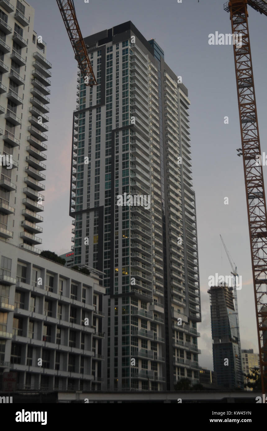 The Bond at Brickell è un alto complesso residenziale situato nella zona di Brickell a Miami. La costruzione era in corso nell'ottobre 2016, con piani per fornire spazi abitativi di lusso nel cuore del quartiere finanziario di Miami. Foto Stock