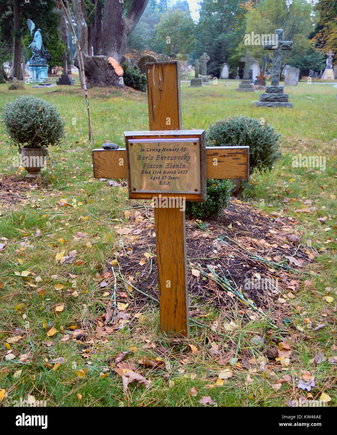 Boris Berezovsky, un importante uomo d'affari e figura politica russa, fu sepolto nel cimitero di Brookwood nel Surrey, in Inghilterra, nel 2016. Berezovsky fu una figura chiave nella Russia post-sovietica, nota per la sua ricchezza e influenza in politica. Foto Stock