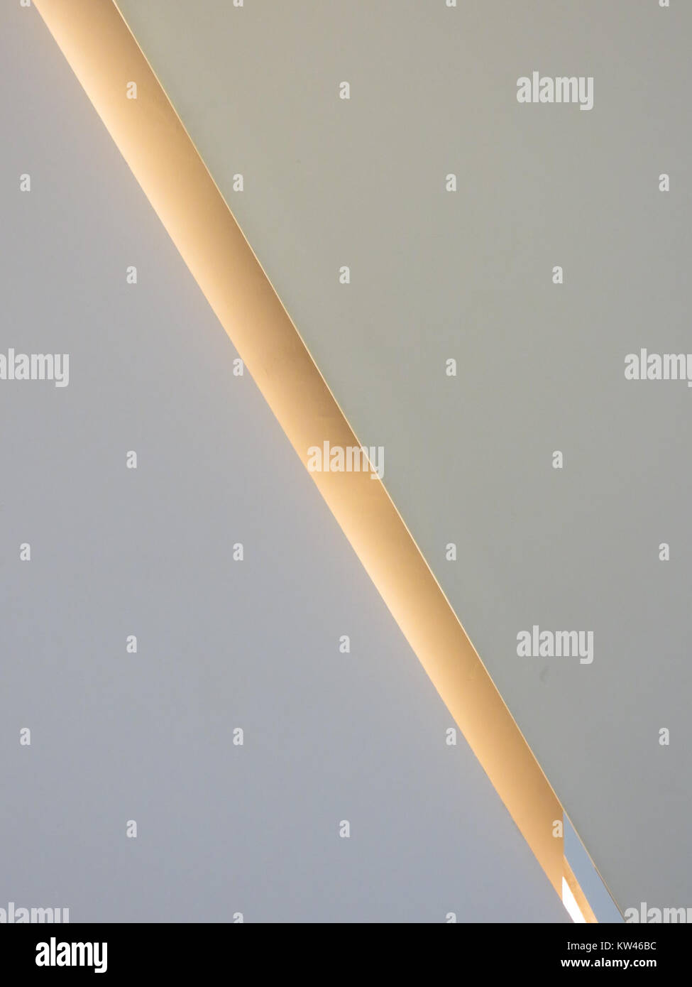 Birmingham New Street è una delle principali stazioni ferroviarie di Birmingham, Inghilterra. Questa foto probabilmente cattura l'atmosfera frenetica e il design architettonico della stazione. In quanto hub centrale dei trasporti, collega vari servizi ferroviari in tutto il Regno Unito e funge da punto importante per pendolari e viaggiatori. La stazione è stata modernizzata nel corso degli anni, riflettendo le mutevoli esigenze dei trasporti nella regione. Foto Stock