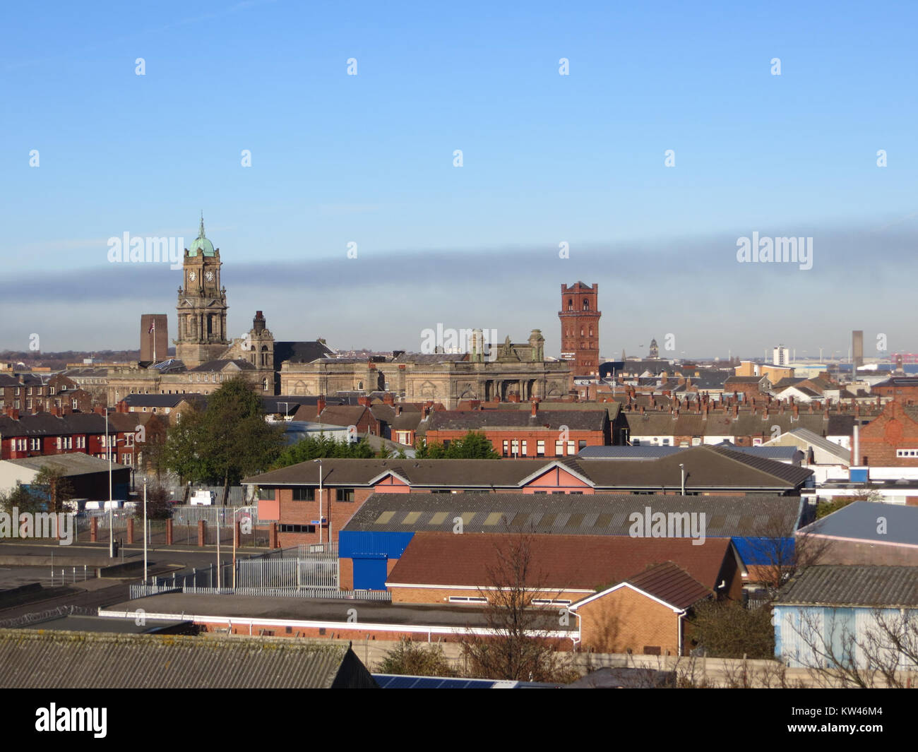 Una fotografia che mostra lo skyline di Birkenhead, una città del Regno Unito, che enfatizza il suo paesaggio urbano e le sue caratteristiche architettoniche. Foto Stock