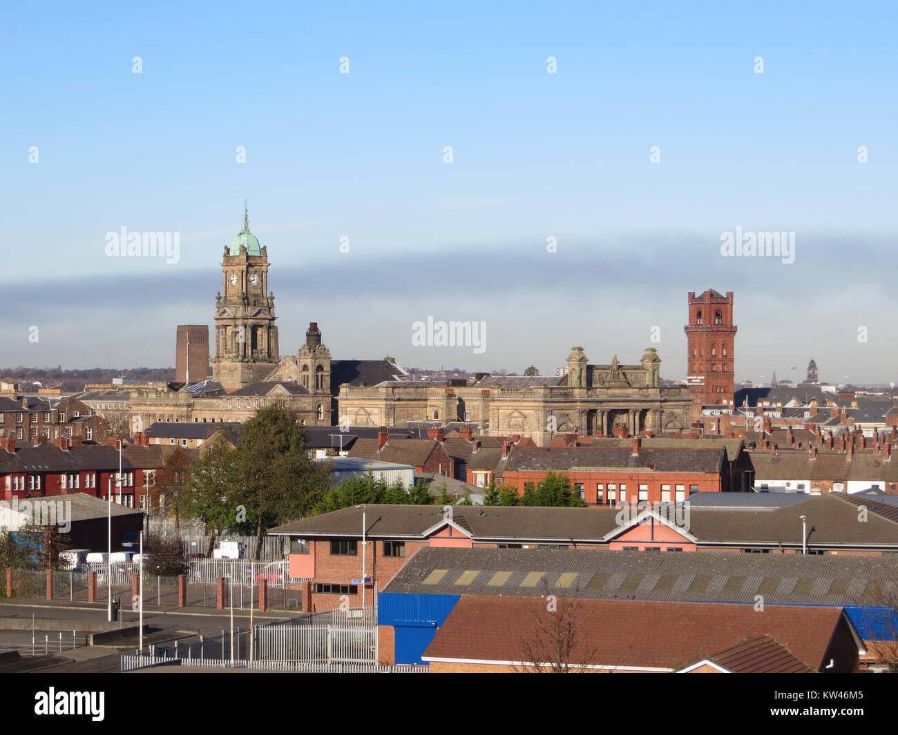 Una fotografia che mostra lo skyline di Birkenhead, una città nel quartiere metropolitano di Wirral, in Inghilterra. L'immagine cattura il suo paesaggio urbano e le caratteristiche della città. Foto Stock