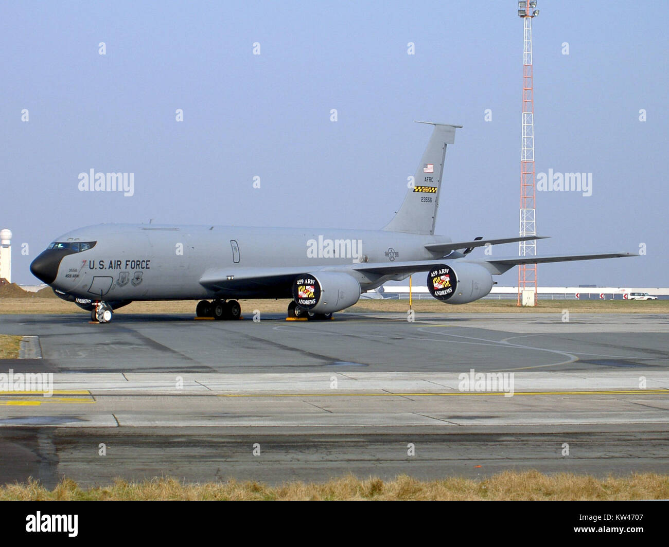Il Boeing KC-135R Stratotanker è un aereo militare di rifornimento aereo utilizzato dalla United States Air Force (USAF). Questo aereo, identificato con il numero di coda 23556, svolge un ruolo vitale nella mobilità aerea e nella preparazione al combattimento. Foto Stock