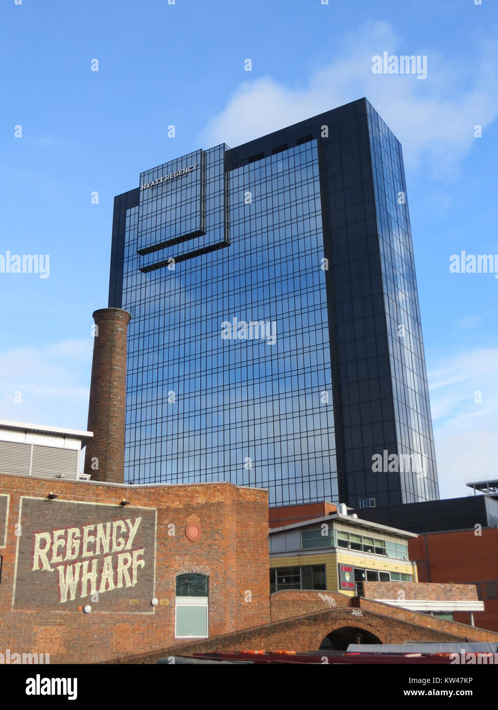 Fotografia di Birmingham, identificata con il numero di riferimento 32155618114, che illustra il suo paesaggio urbano e le sue caratteristiche principali. Foto Stock