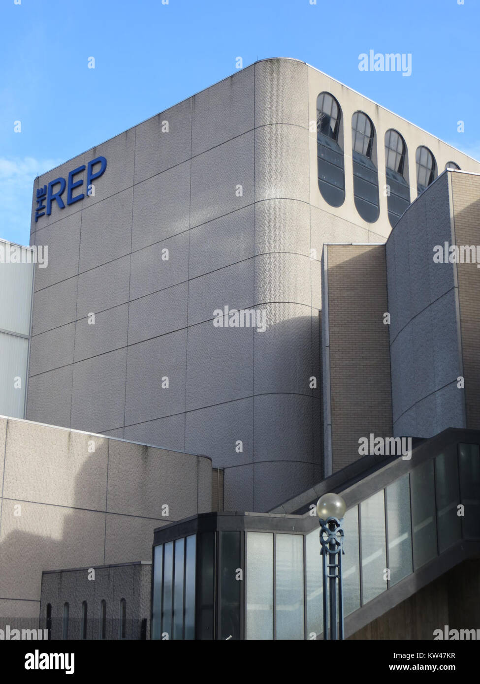 Questa immagine di Birmingham, una delle principali città del Regno Unito, cattura una scena urbana, fornendo informazioni sul paesaggio e l'architettura della città. Foto Stock