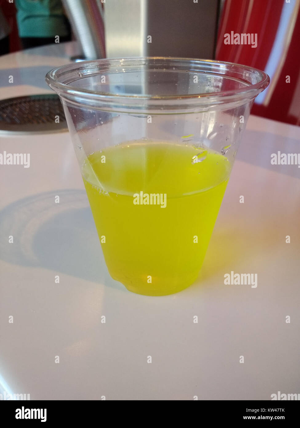 Il gusto Bibo Candy Pine Nut era una delle bevande uniche presenti al World of Coca-Cola. Nota per il suo caratteristico sapore di pinoli, questa bevanda offriva un'esperienza di gusto diversificata ai visitatori della mostra. Foto Stock