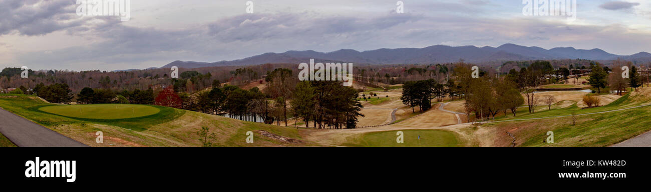 Questa fotografia mostra una vista panoramica di Blairsville, Georgia. L'immagine cattura la bellezza naturale e il fascino rurale di questa piccola città situata nelle Blue Ridge Mountains. Foto Stock