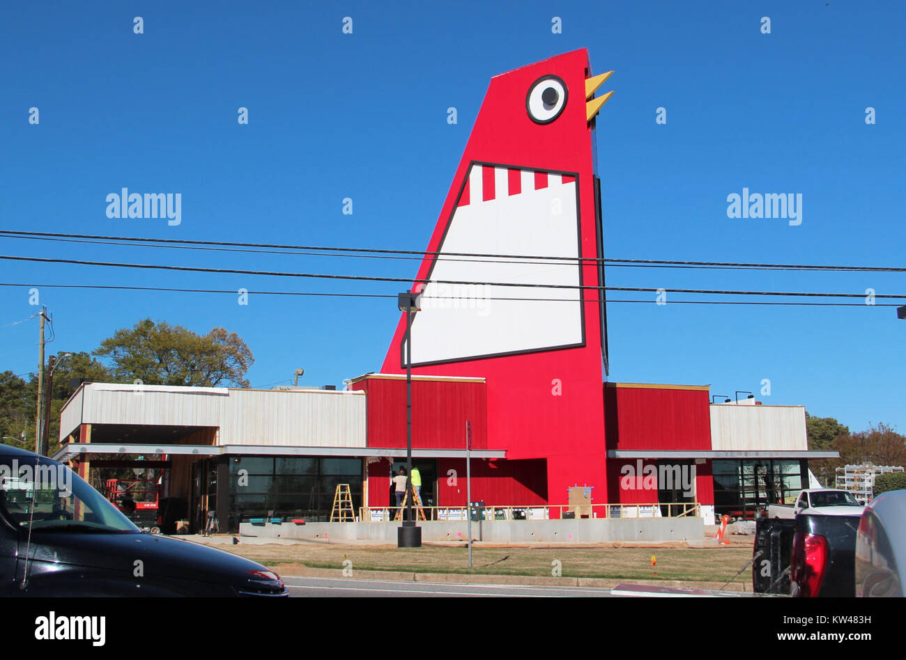 Il Big Chicken, un'iconica struttura a Marietta, Georgia, è stato sottoposto a lavori di ristrutturazione nell'aprile 2017. La struttura, originariamente costruita nel 1963, è nota per il suo grande design a forma di pollo ed è stata un punto di riferimento locale per decenni. Foto Stock