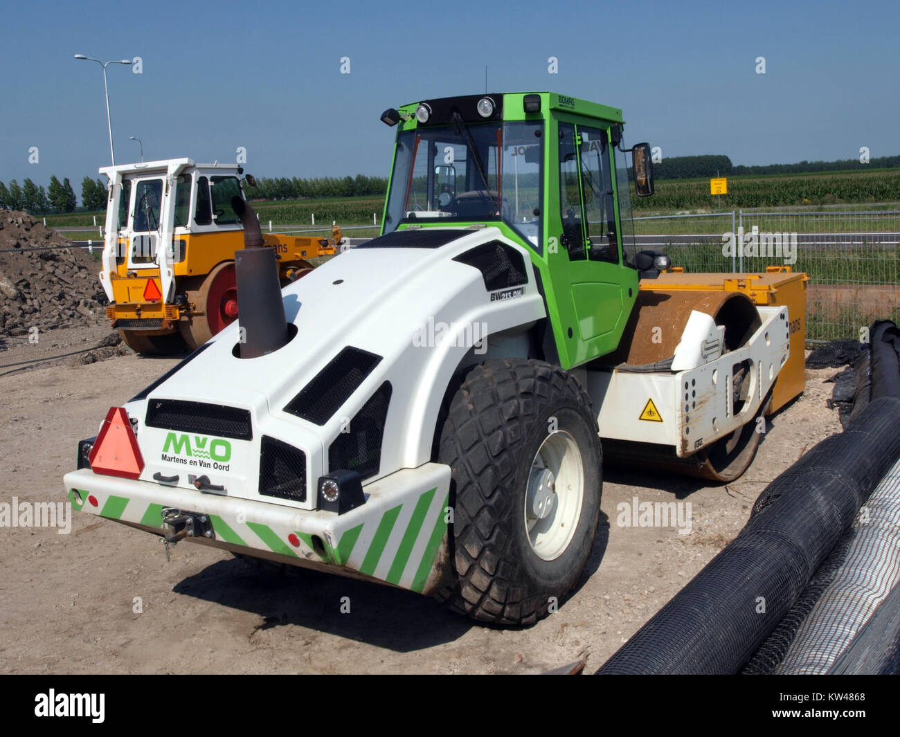 Il Bomag BW 213 DH è un rullo a tamburo singolo utilizzato nelle costruzioni e nei lavori stradali, noto per la sua efficienza e il design nelle operazioni di compattazione. Foto Stock