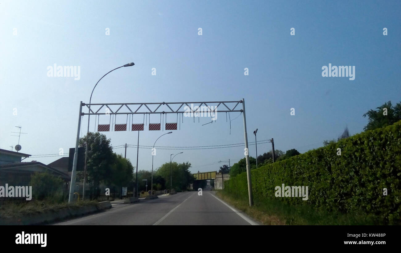 Questa immagine cattura la città di Borgo Virgilio nella regione italiana di Reggio Emilia. Mette in risalto l'architettura locale e il fascino rurale della zona. Foto Stock