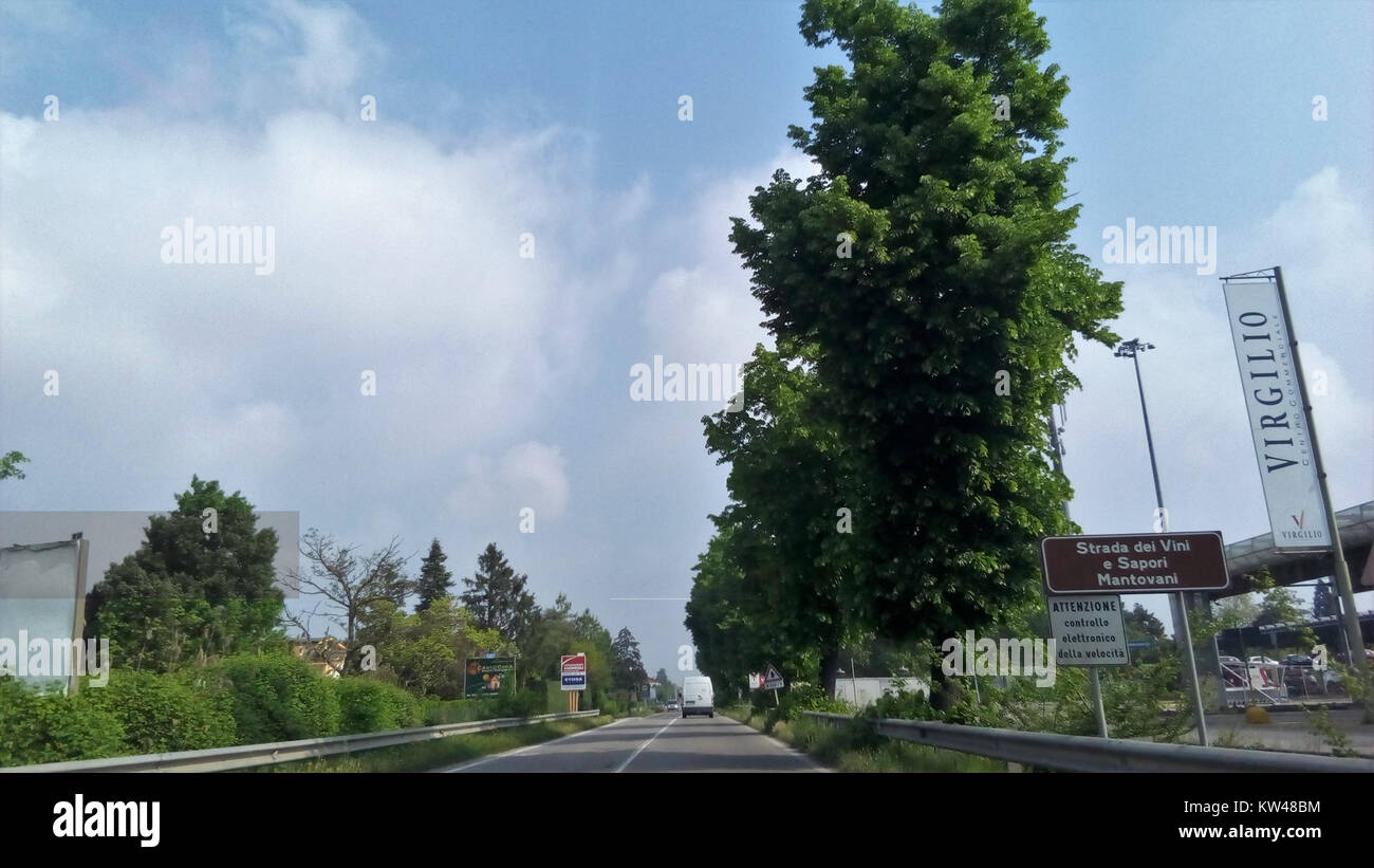 Borgo Virgilio, situato vicino a Reggio Emilia in Italia, è una città di importanza storica. È conosciuta per il suo patrimonio architettonico e culturale, tipico della regione Emilia-Romagna. Foto Stock