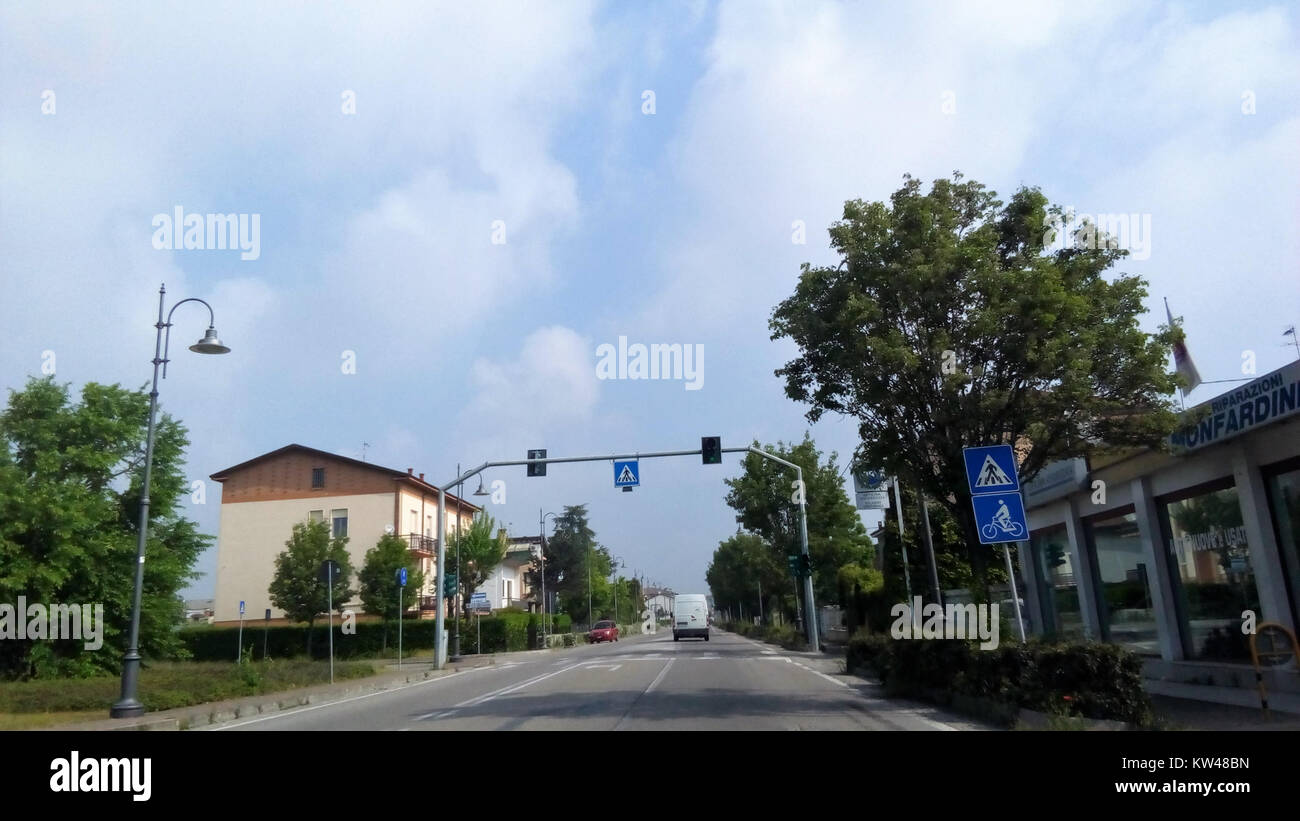 Borgo Virgilio a Reggio Emilia, Italia, è una regione storica conosciuta per i suoi paesaggi panoramici e il suo significato storico. L'area offre approfondimenti sul patrimonio rurale e architettonico italiano. Foto Stock