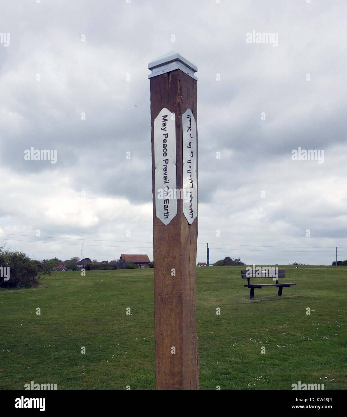 Il Polo della Pace di Bexhill, situato a Bexhill on Sea, in Inghilterra, è un monumento che simboleggia la pace e l'unità. Fa parte di un movimento globale per promuovere la pace e commemorare gli sforzi di pace internazionali. Foto Stock