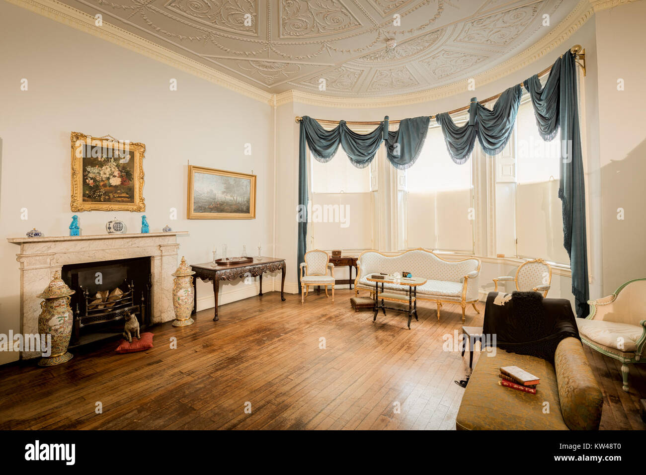 Il Georgian Drawing Room presso Bolling Hall in Inghilterra è una rappresentazione esemplare dell'architettura e del design degli interni georgiani. Riflette gli elementi stilistici del periodo, mostrando il suo significato storico. Foto Stock