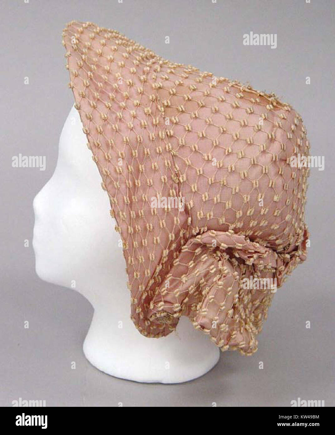 Questo oggetto, identificato come Bonnet MET CI54.44.13 S, fa parte della collezione del Metropolitan Museum of Art Si tratta di un esempio di moda storica, che presenta un cofano decorato che rappresenta un periodo specifico nella storia dell'abbigliamento. Il cofano è caratterizzato da una cura artigianale dettagliata, tipica dell'epoca in cui è stato creato. Foto Stock