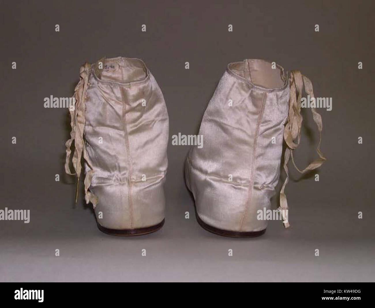 Questo paio di stivali, parte della collezione Met, sfoggia un design storico delle calzature, mettendo in risalto la sua maestria artigianale e l'era che rappresenta. Foto Stock