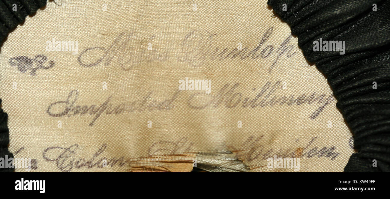 Etichetta del cofano della collezione MET, catalogata al punto 1975.227.12, che rappresenta uno specifico pezzo di moda della collezione del museo. Foto Stock