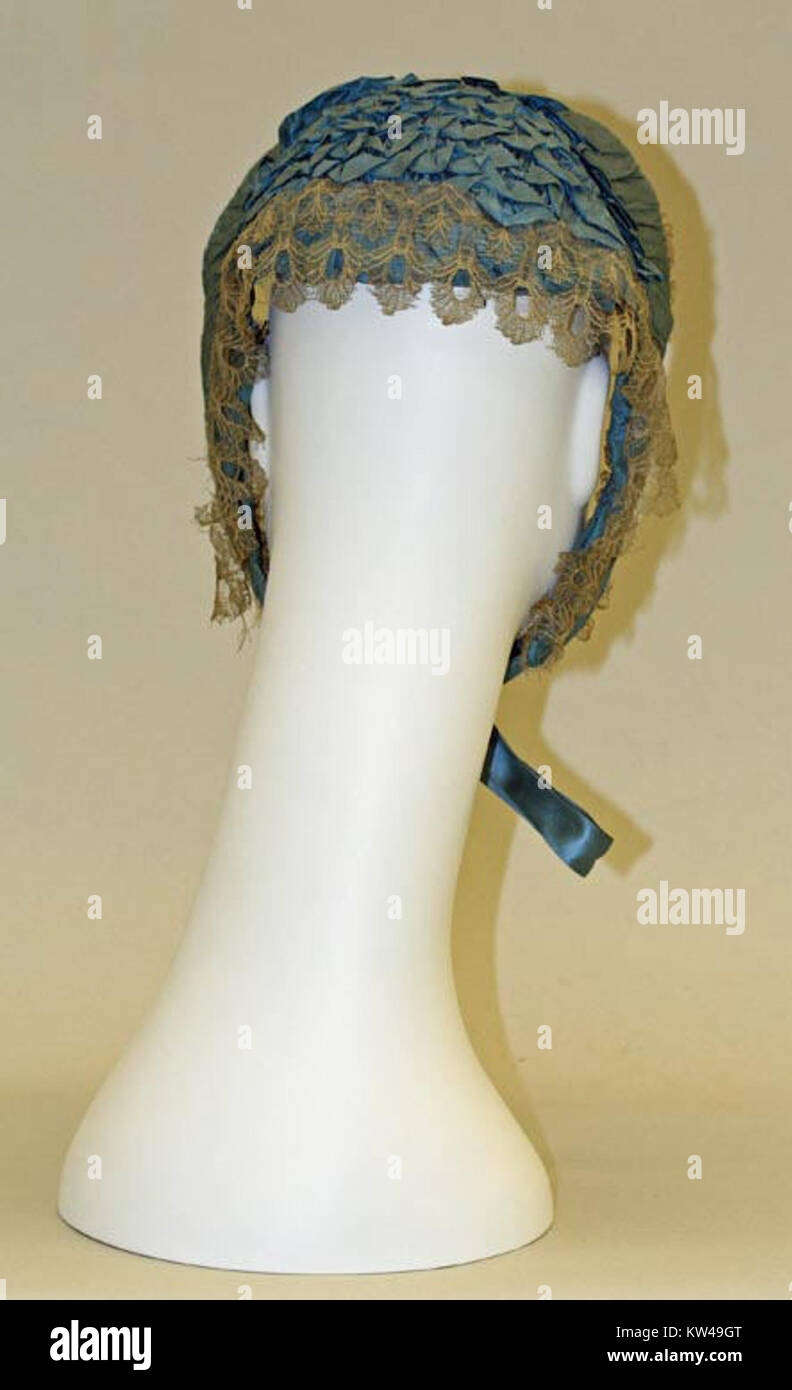 Bonnet MET CI38.23.177 B è un pezzo specifico all'interno della collezione del Metropolitan Museum of Art. Questo cofano rappresenta un elemento significativo del suo periodo, che fornisce informazioni sulla moda e le pratiche culturali del tempo. Serve come un pezzo importante per comprendere la storia dell'abbigliamento e della cultura materiale. Foto Stock