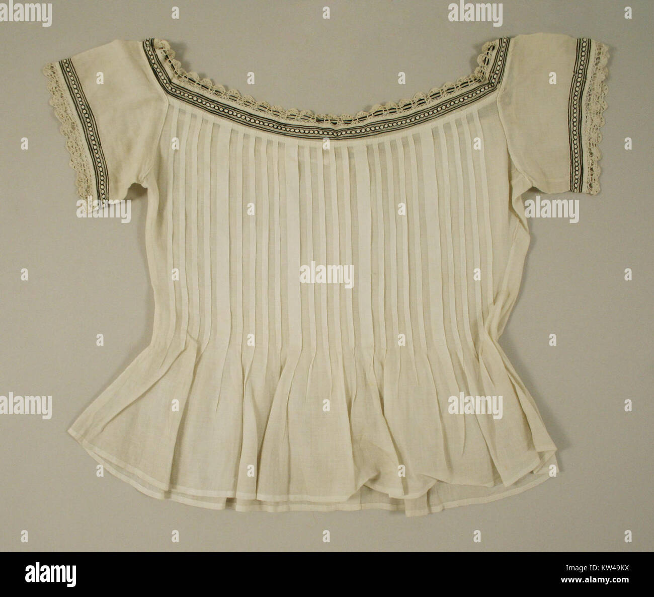 Una camicetta storica degli anni '1980, presente nella collezione MET. Questo pezzo riflette le tendenze della moda del decennio, mettendo in risalto i tessuti e gli elementi di design di quell'epoca. Foto Stock