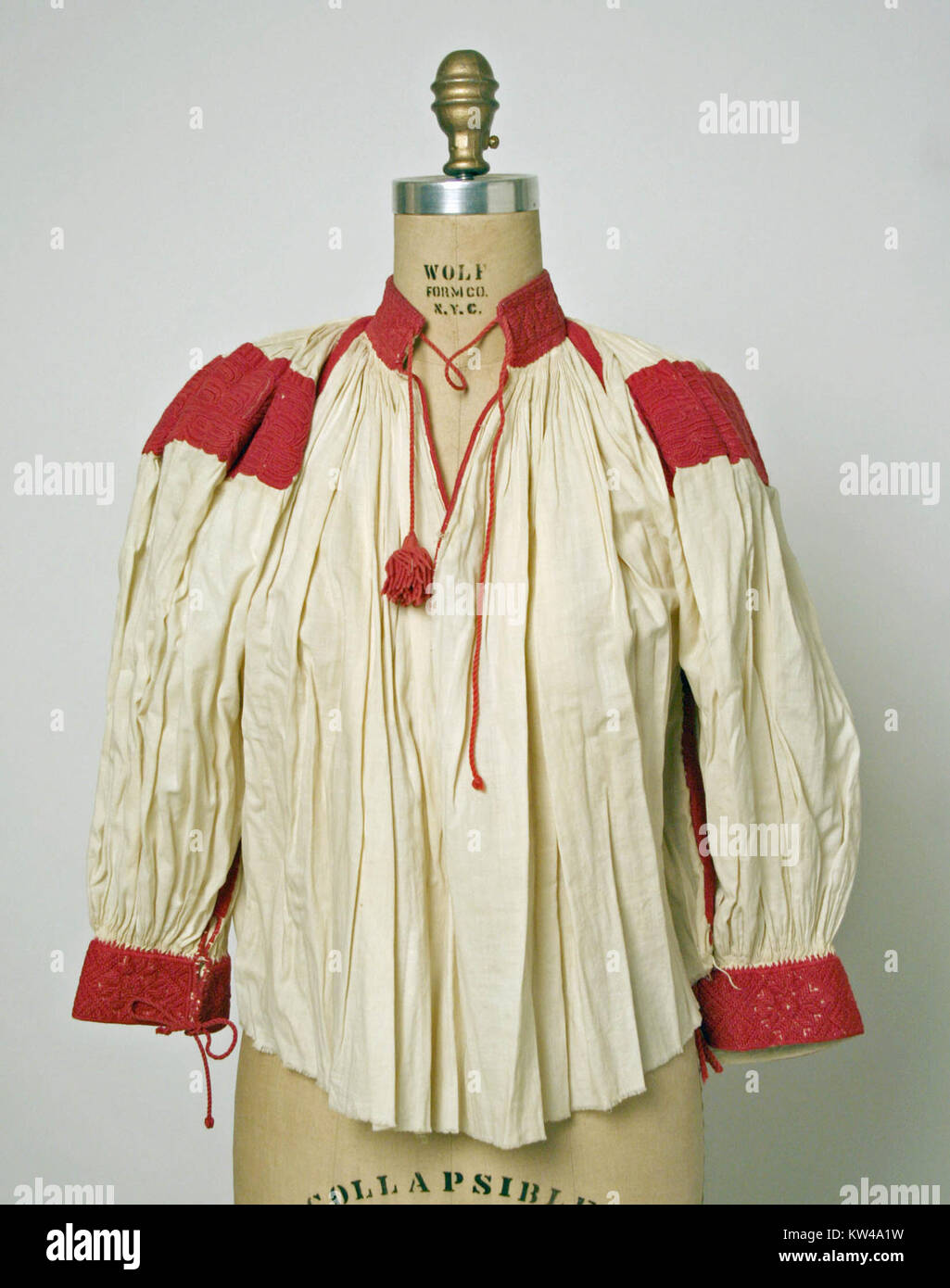 Una camicetta ungherese del 1815, parte della collezione del Metropolitan Museum of Art. Questo indumento esemplifica la moda ungherese dei primi anni del XIX secolo, riflettendo l'abbigliamento culturale e storico della regione. Foto Stock