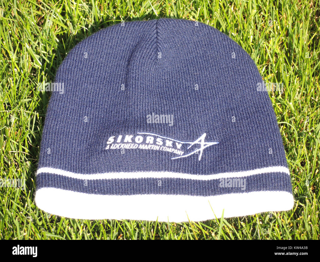 Il Sikorsky Knit Cap è probabilmente associato ad uso aeronautico o militare, facendo riferimento al marchio Sikorsky noto per i suoi contributi nel settore dell'aviazione. Può rappresentare una parte specifica della storia dell’aviazione o un disegno uniforme. Foto Stock