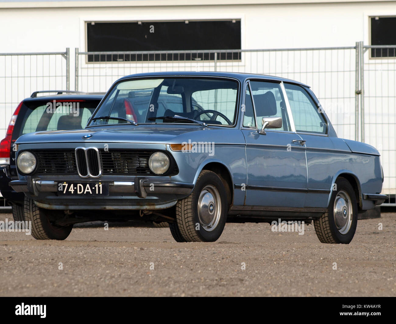 La BMW 1602, con immatricolazione olandese 74 da 11, è un modello di auto d'epoca dei primi anni '1970 Conosciuta per il suo design elegante e le sue prestazioni, rimane un veicolo ricercato tra gli appassionati di auto classiche. Foto Stock