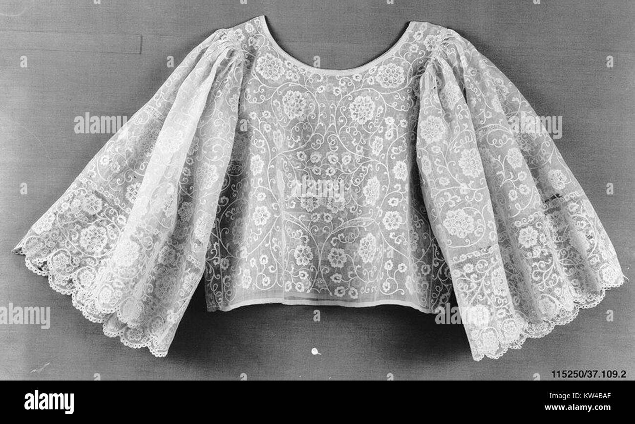 La camicetta, catalogata come MET 115250a, fa parte della collezione del museo ed è un esempio di moda storica. Probabilmente riflette gli stili di abbigliamento di un periodo di tempo specifico, offrendo informazioni sulla storia della moda, sui materiali tessili e sulle tendenze del design di quell'epoca. Foto Stock