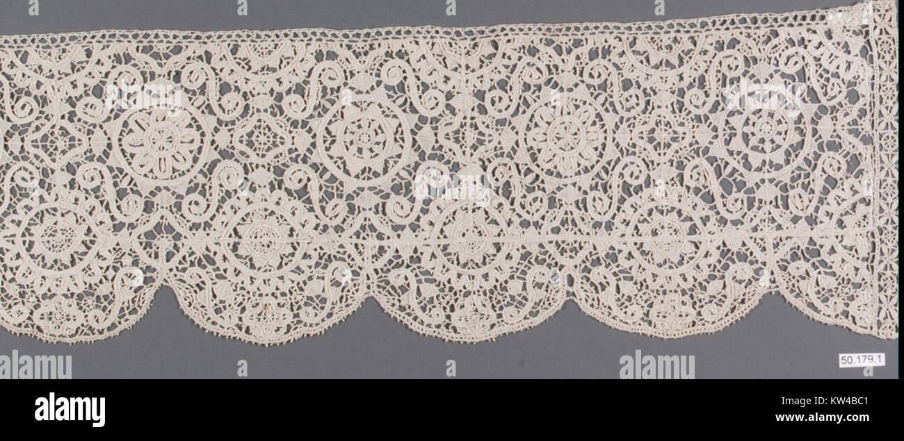 Questa immagine raffigura un confine o un confine, che cattura una separazione simbolica o geografica tra due regioni o territori. L'immagine enfatizza il concetto di confini sia in contesti fisici che metaforici. Foto Stock