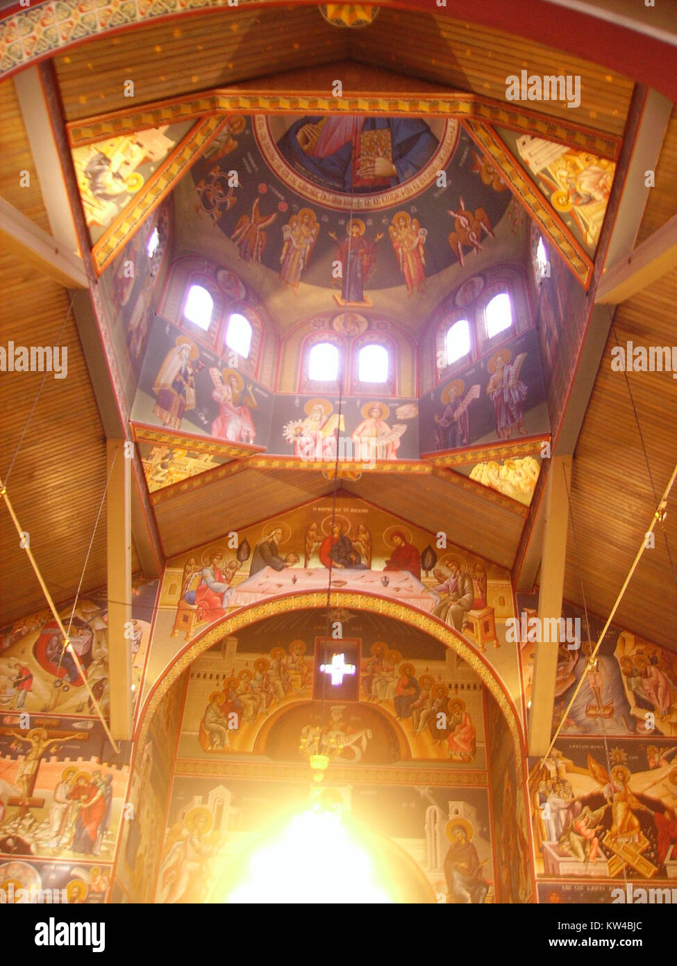 L'interno della cattedrale greco-ortodossa di Agia Trias a Bonn mostra la tradizionale architettura religiosa greco-ortodossa e l'iconografia. Foto Stock