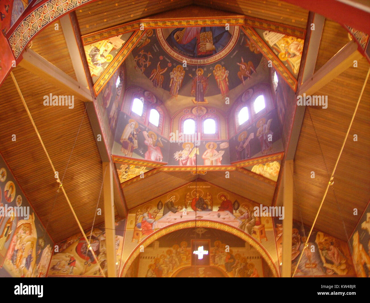 La cattedrale greco-ortodossa di Agia Trias a Bonn, Germania, presenta un suggestivo design interno a cupola. È un luogo di culto significativo e un punto di riferimento dell'architettura greco-ortodossa nella regione. Foto Stock
