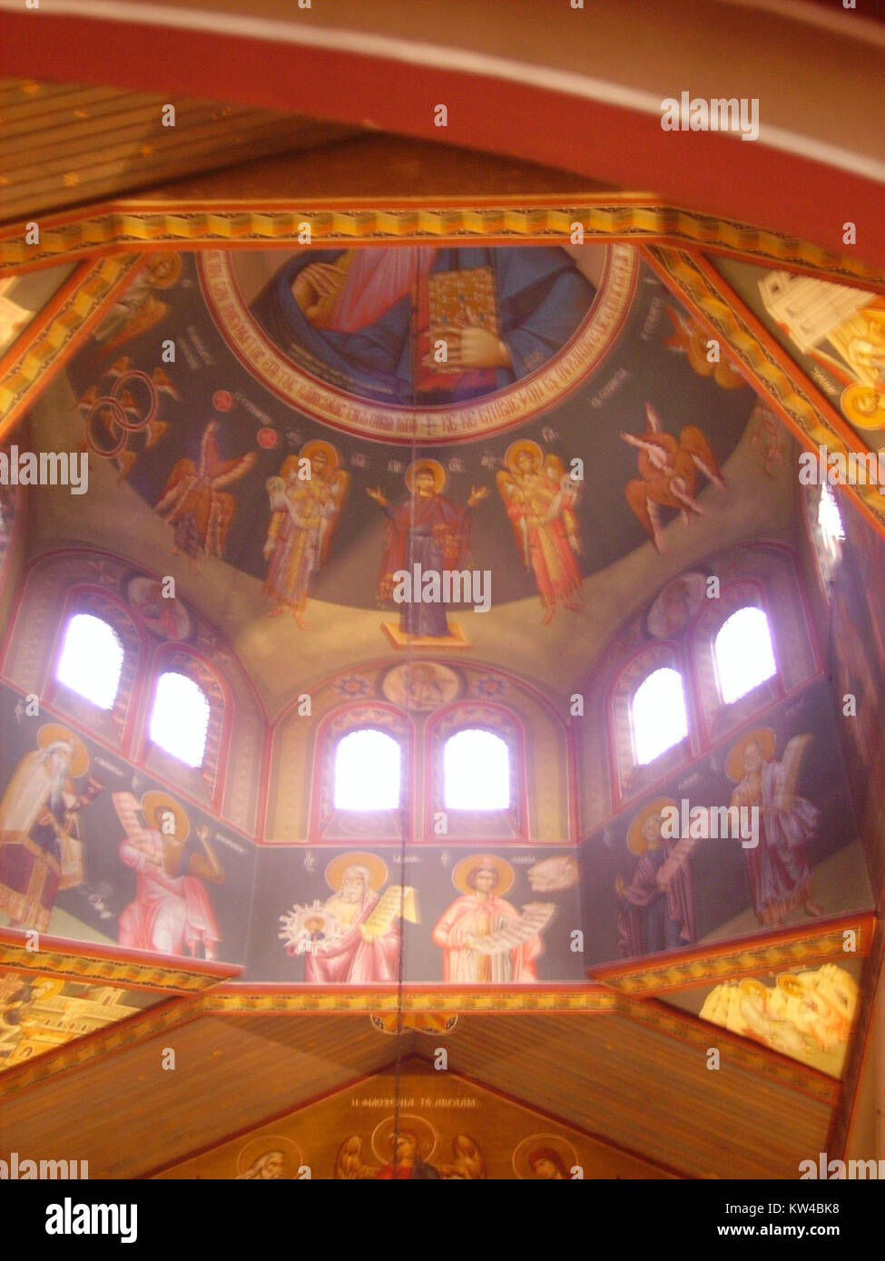 La cattedrale greco-ortodossa Agia Trias di Bonn presenta una splendida architettura degli interni, tra cui la sua iconica cupola. Nota per il suo significato religioso, la cattedrale è un punto di riferimento culturale e religioso chiave per la comunità greco-ortodossa in Germania. Foto Stock