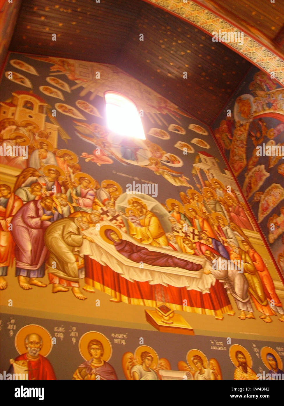 La cattedrale di Agia Trias a Bonn, in Germania, è un importante luogo di culto greco-ortodosso. L'interno della cattedrale presenta impressionanti opere d'arte religiose e dettagli architettonici, che fungono da centro di vita spirituale per la comunità greco-ortodossa locale. Foto Stock