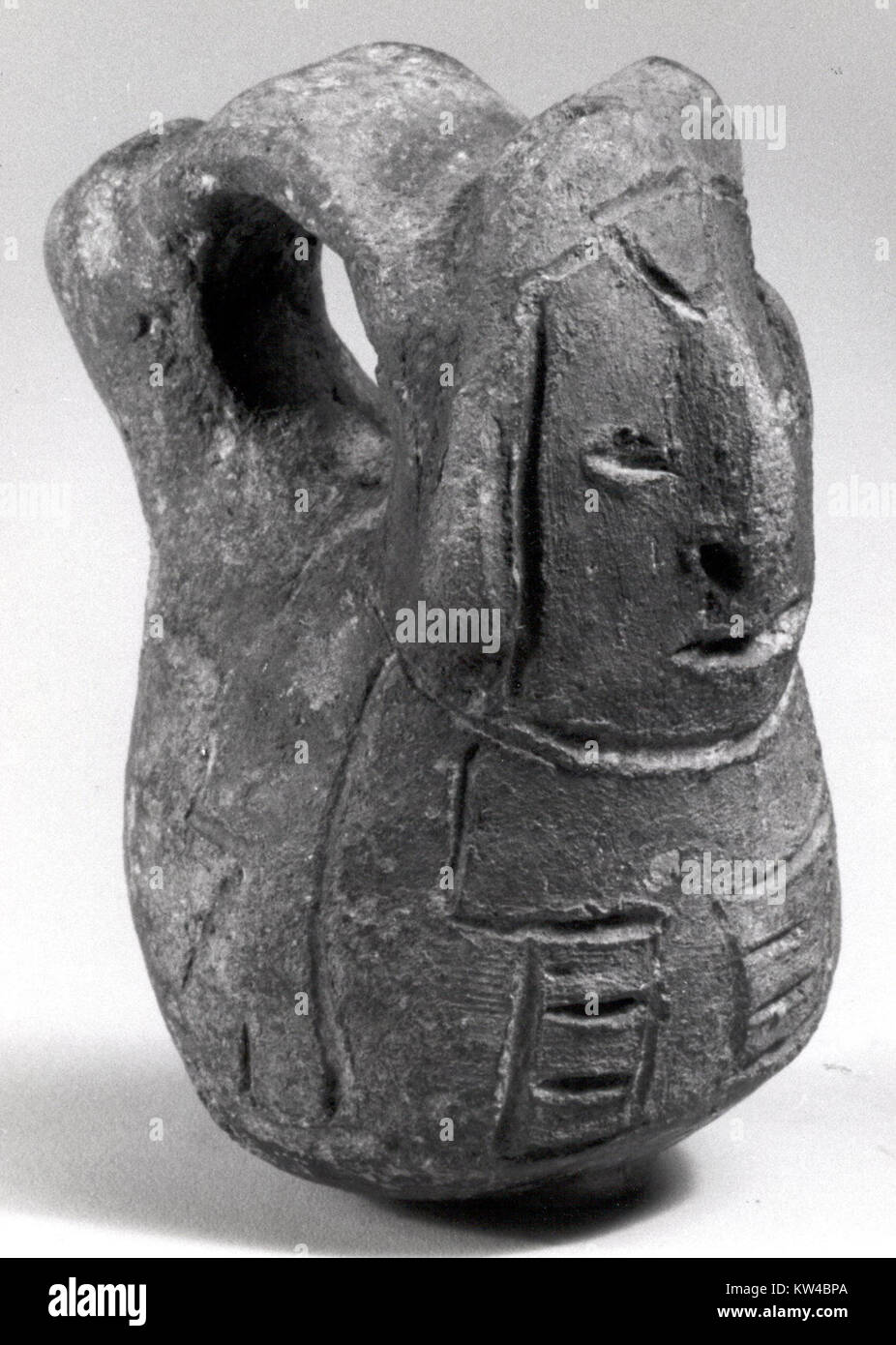 Il Blind Spout incised Vessel (MET vs63 232 83) è un manufatto storico ospitato nel Metropolitan Museum of Art Questa nave è caratterizzata dal suo design unico e dai segni incisi, che forniscono informazioni sulle antiche culture e l'artigianato. Foto Stock