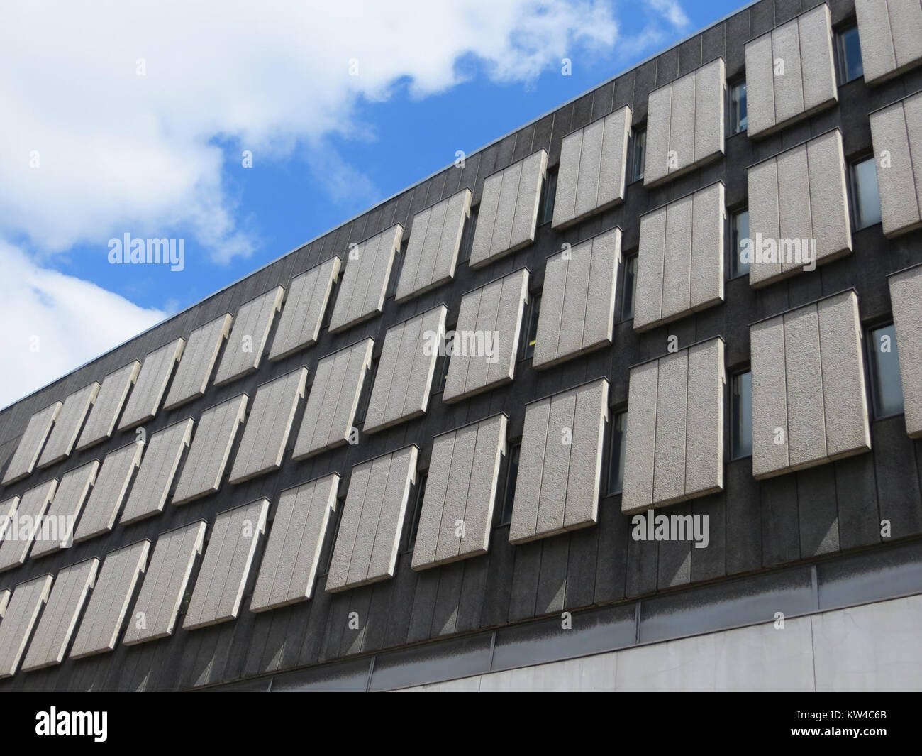 Questa fotografia rappresenta una vista di Birmingham, catturando il paesaggio urbano, l'architettura e la vita quotidiana della città. Mostra lo sviluppo moderno e gli elementi culturali della città. Foto Stock