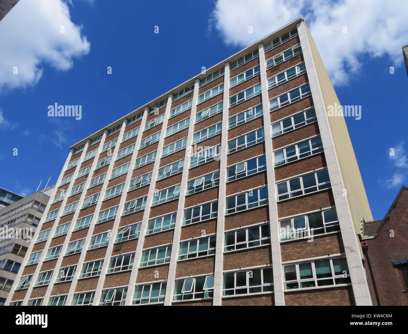 Questa immagine si riferisce a Birmingham, una delle principali città del Regno Unito. Conosciuta per il suo patrimonio industriale e i suoi monumenti culturali, Birmingham è un importante centro urbano in Inghilterra. Foto Stock