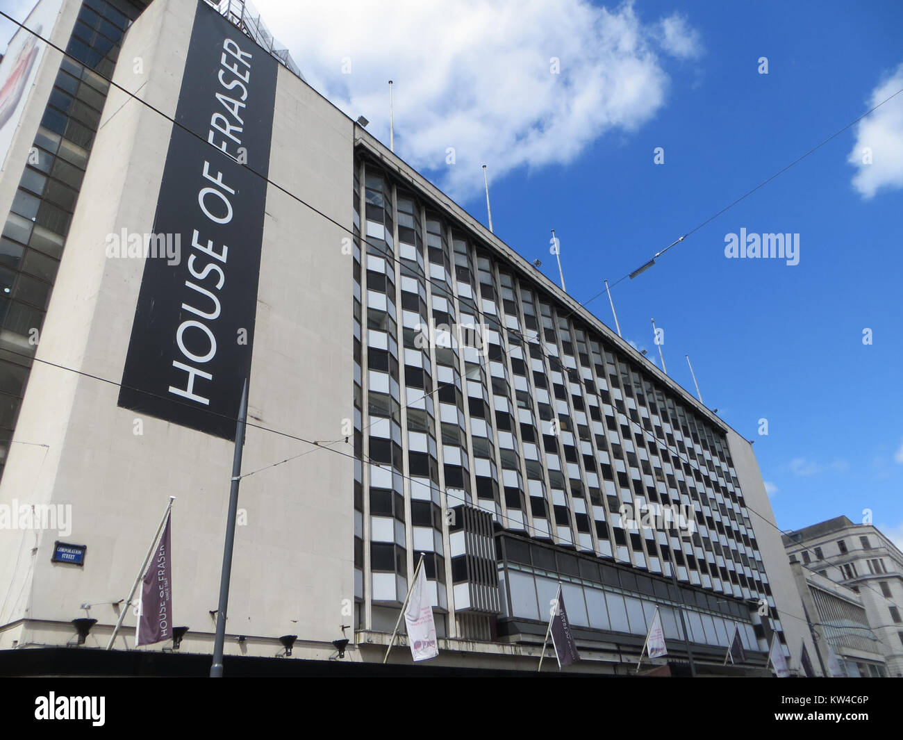 Birmingham è una città importante conosciuta per la sua storia industriale e il suo significato culturale. Questa immagine è probabilmente una foto storica che cattura un momento nello sviluppo o nella vita culturale della città. Foto Stock