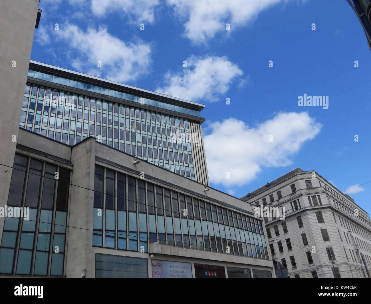 Un paesaggio urbano di Birmingham, Inghilterra, che mostra l'ambiente urbano. L'immagine riflette l'architettura moderna e l'atmosfera vibrante della città, un importante centro per l'industria e la cultura nel Regno Unito. Foto Stock