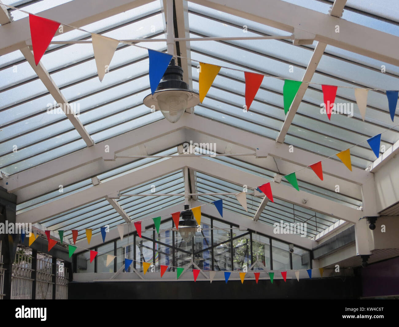 Questa immagine cattura la città di Birmingham, un vivace centro urbano nel Regno Unito, noto per la sua storia industriale e i suoi monumenti culturali. Foto Stock