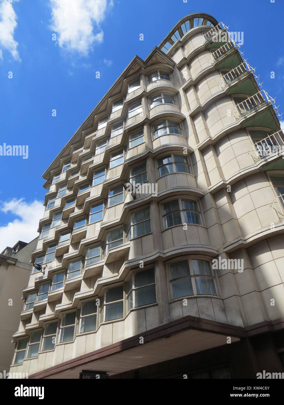 Una fotografia di Birmingham, una delle principali città del Regno Unito, che mette in risalto il suo paesaggio urbano e le infrastrutture moderne. Conosciuta per la sua storia industriale, Birmingham si è evoluta in un centro culturale ed economico diversificato. Foto Stock