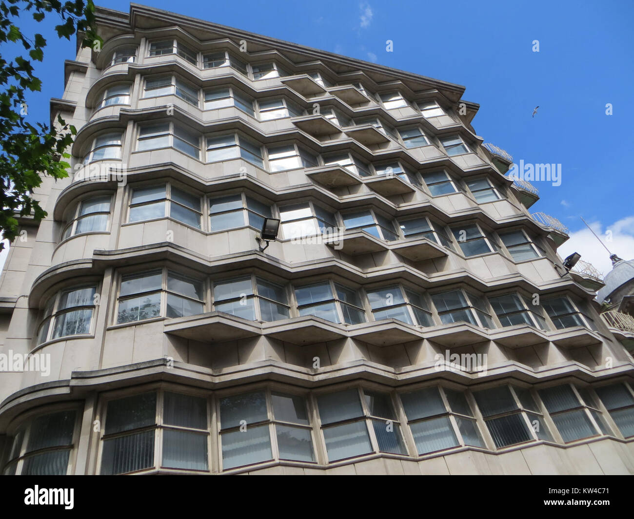 Questa fotografia cattura il paesaggio urbano di Birmingham, mostrando la sua moderna architettura urbana e le strade trafficate della città. L'immagine riflette la natura dinamica della città britannica in un ambiente contemporaneo. Foto Stock