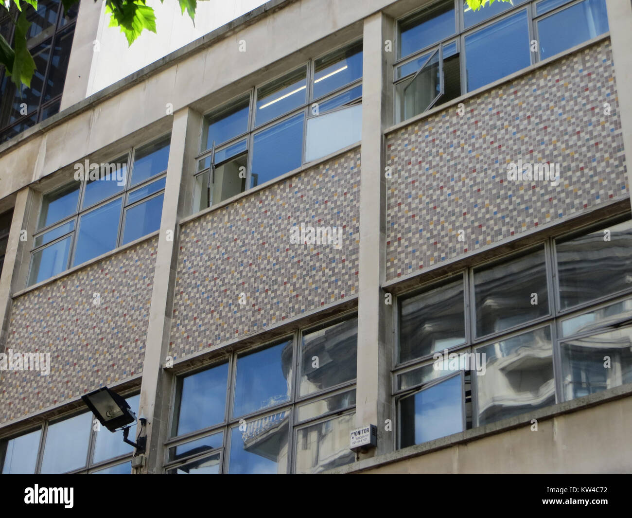 Questa immagine cattura una scena da Birmingham, Inghilterra, mostrando l'architettura e il paesaggio urbano della città. Mette in evidenza la storia industriale e lo sviluppo moderno della città, riflettendo il suo status di importante centro metropolitano. Foto Stock