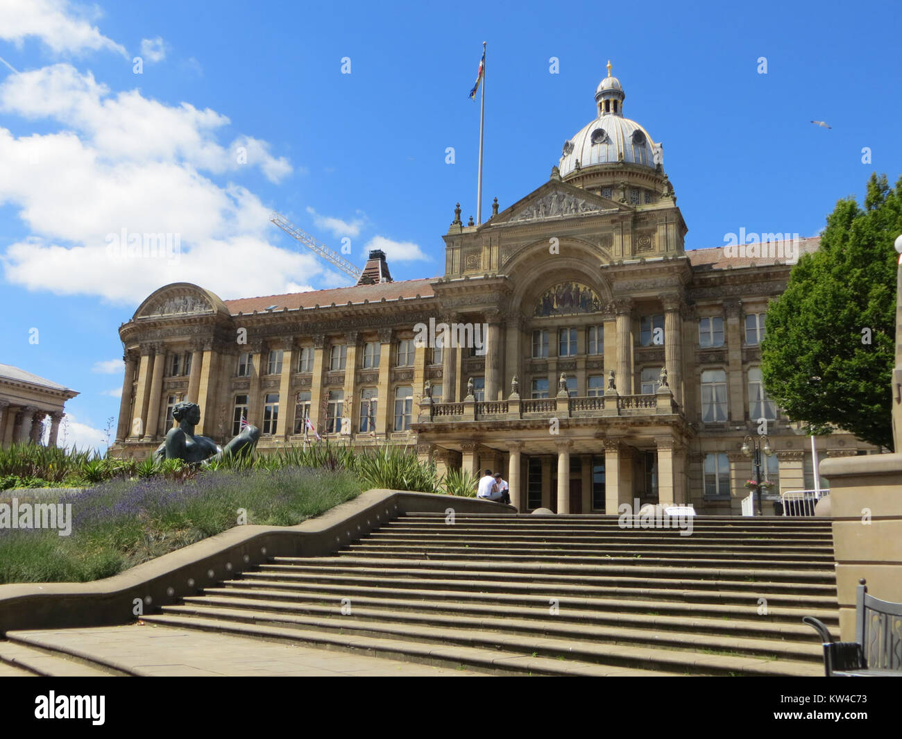 Una fotografia che raffigura la città di Birmingham, evidenziando le sue caratteristiche urbane chiave e il dinamico ambiente culturale. Birmingham è conosciuta per la sua storia industriale e lo sviluppo moderno. Foto Stock