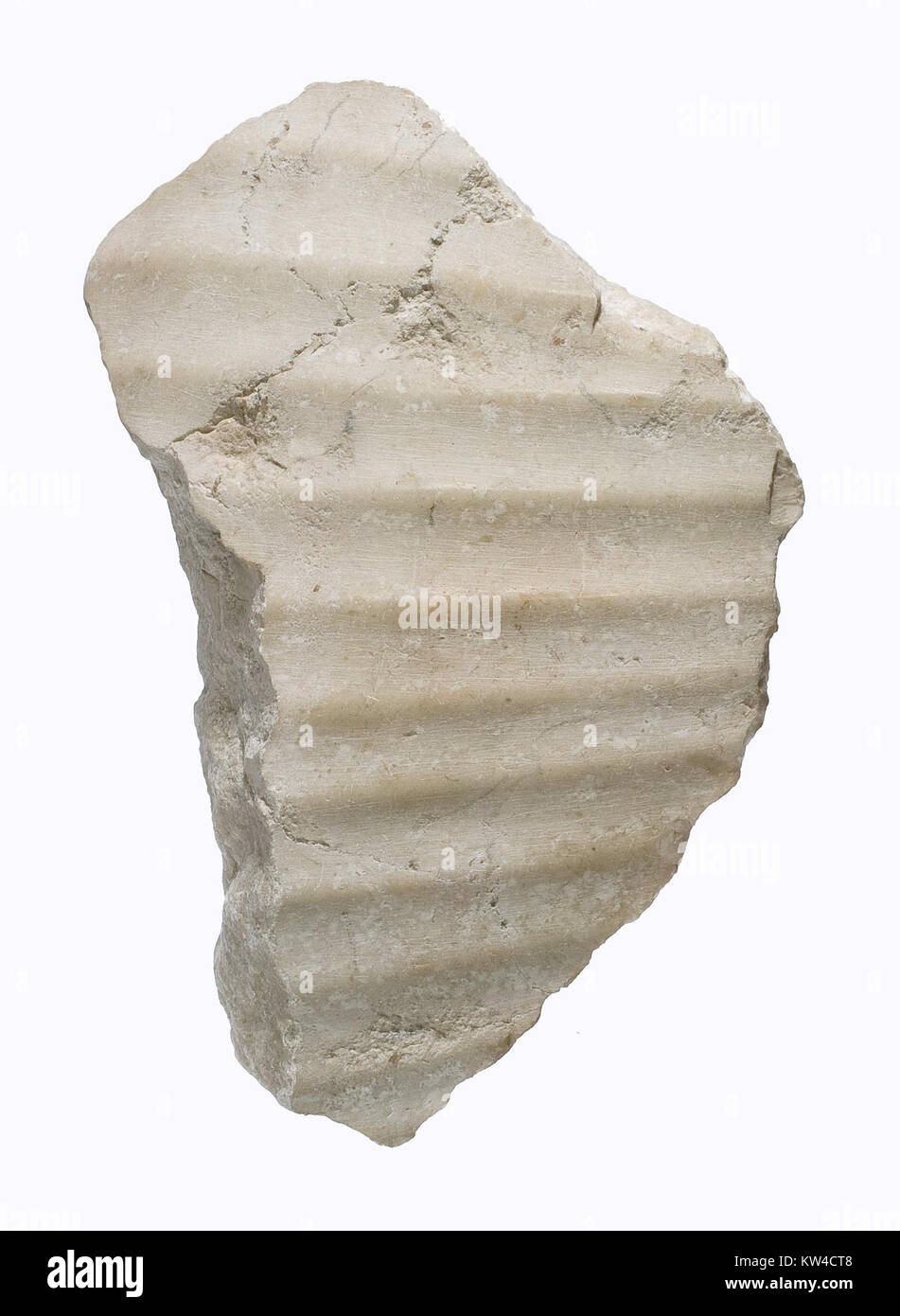 Questo indumento storico, presente nella collezione del Metropolitan Museum of Art (MET 21.9,453), mostra complesse tecniche di pieghe. Il capo mette in risalto la maestria artigianale del design dell'abbigliamento della sua epoca, con l'attenzione alla manipolazione dei tessuti e alla storia della moda. Foto Stock