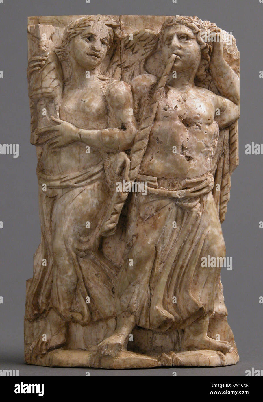 Questa scultura ossea, forse raffigurante una meraviglia dionisiaca, fa parte della collezione del Metropolitan Museum of Art. Riflette antiche tecniche artistiche e pratiche religiose associate a Dioniso nella cultura greca. Foto Stock Questa scultura ossea, forse raffigurante una meraviglia dionisiaca, fa parte della collezione del Metropolitan Museum of Art. Riflette antiche tecniche artistiche e pratiche religiose associate a Dioniso nella cultura greca. Foto Stock
