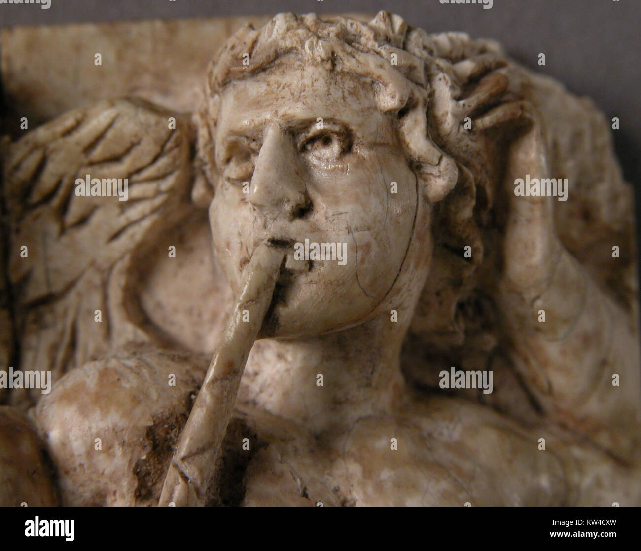 Un'incisione ossea, forse raffigurante una meraviglia dionisiaca, catalogata sotto MET sf17 190 74D2, che mostra l'antica arte associata alla mitologia greco-romana e alle celebrazioni rituali. Foto Stock Un'incisione ossea, forse raffigurante una meraviglia dionisiaca, catalogata sotto MET sf17 190 74D2, che mostra l'antica arte associata alla mitologia greco-romana e alle celebrazioni rituali. Foto Stock