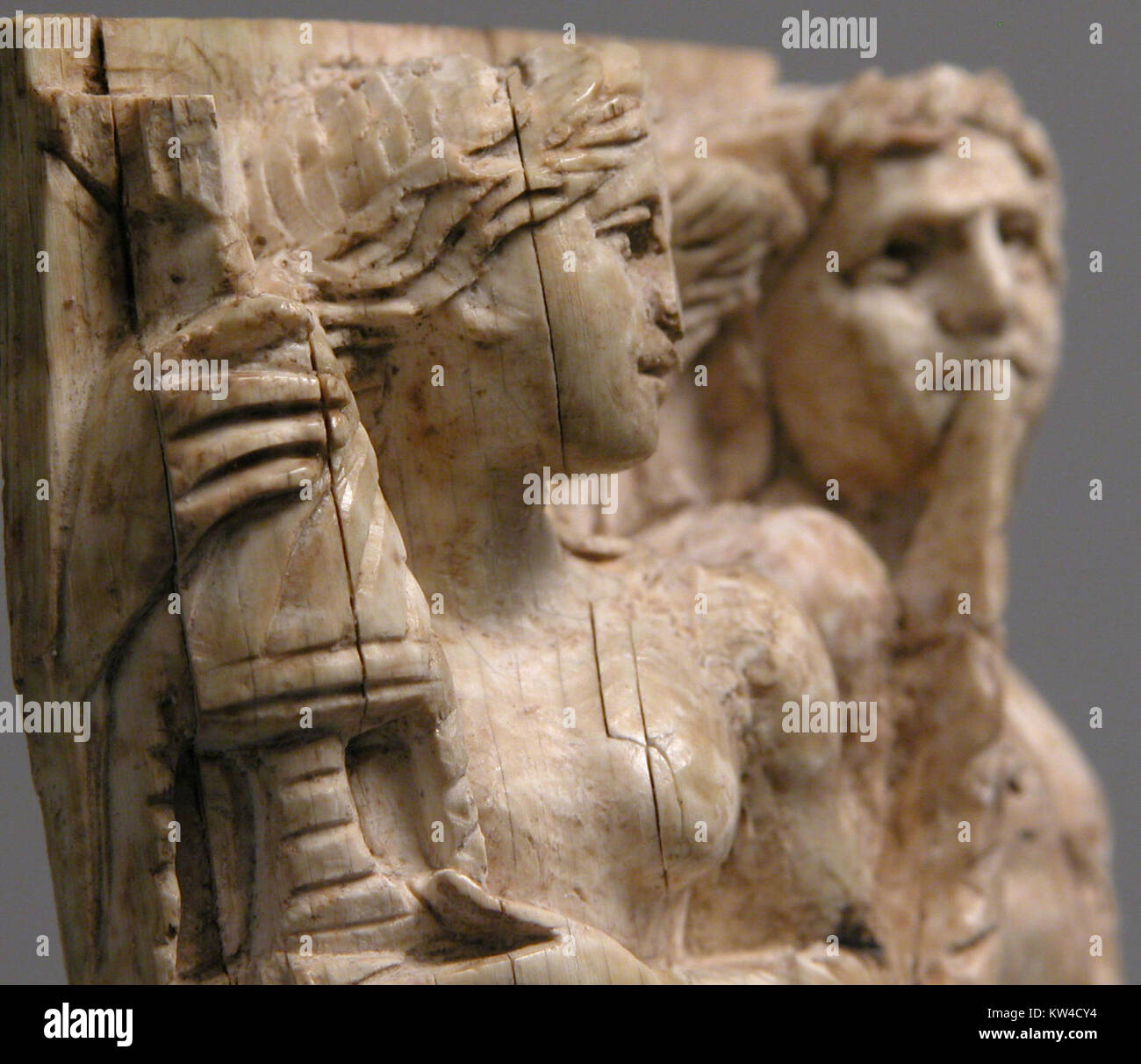Si ritiene che questa scultura ossea rappresenti una scena di una meraviglia dionisiaca, che mostra l'antica arte greca e il significato culturale dei rituali dionisiani. Foto Stock Si ritiene che questa scultura ossea rappresenti una scena di una meraviglia dionisiaca, che mostra l'antica arte greca e il significato culturale dei rituali dionisiani. Foto Stock