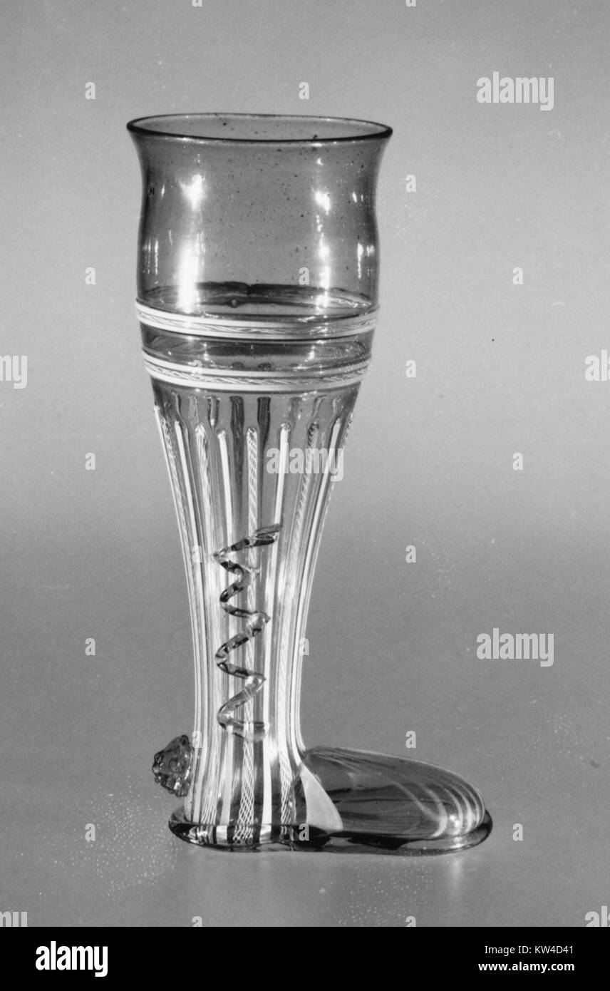 Lo Boot Glass, catalogato sotto MET 264605, è un oggetto storico in vetro a forma di stivale, che mostra il design artistico e l'artigianato del periodo. Foto Stock