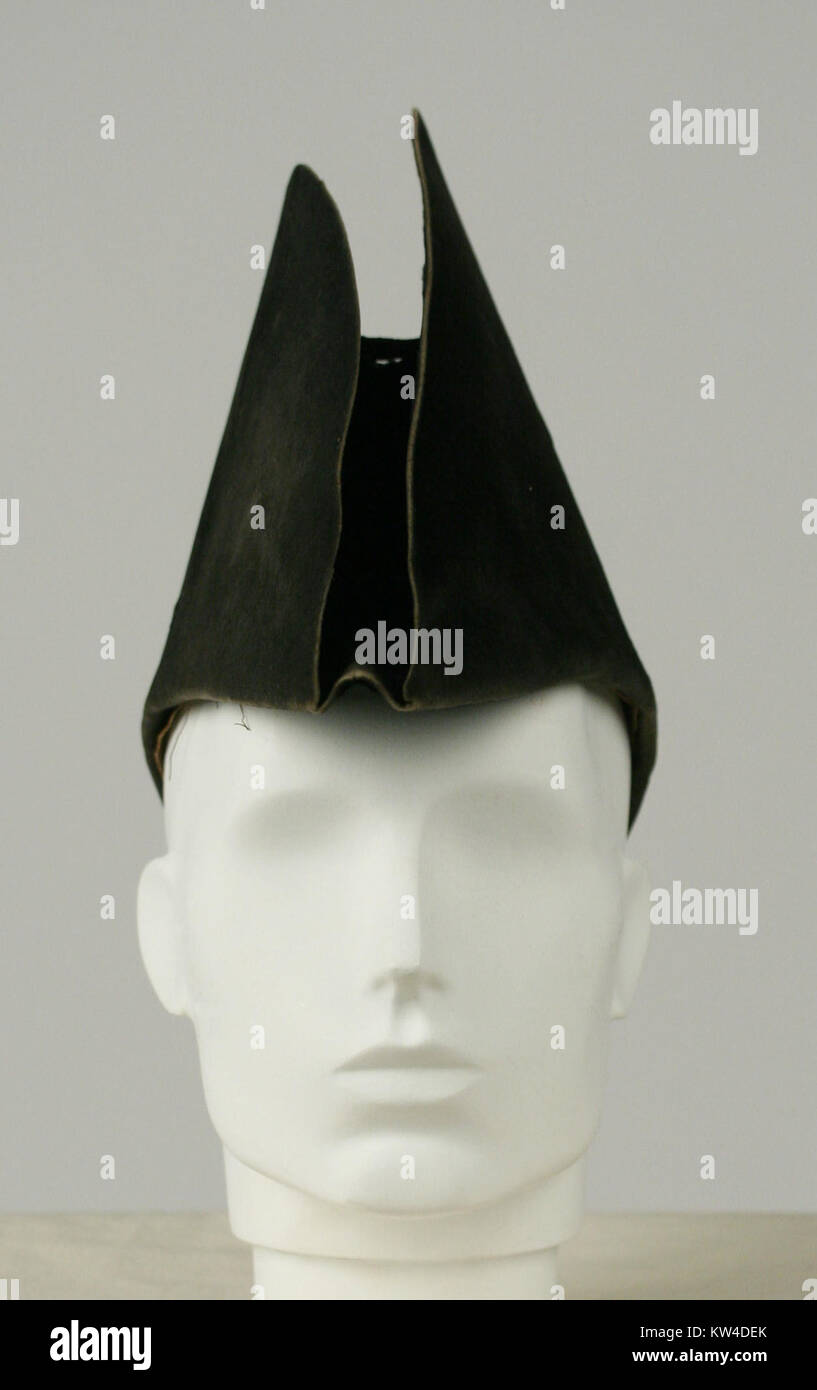 Il Bicorne, catalogato sotto MET C.I.49.68.1 F, è uno storico cappello a due punte, spesso associato a abiti militari e cerimoniali. Ha un significato nella moda del XVIII e dell'inizio del XIX secolo, specialmente nella storia militare europea. Foto Stock