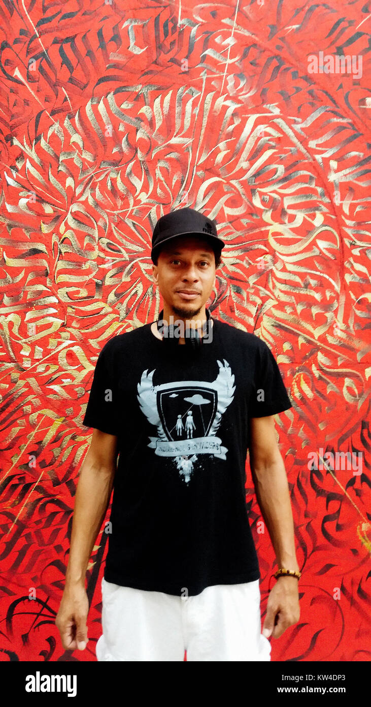 BluRum13 Mothership è un album del gruppo hip hop BluRum13, noto per il suo approccio sperimentale al genere. L'album mescola elementi di jazz, elettronica e rap, offrendo un suono unico che attrae gli appassionati di avanguardia e hip hop underground. Foto Stock