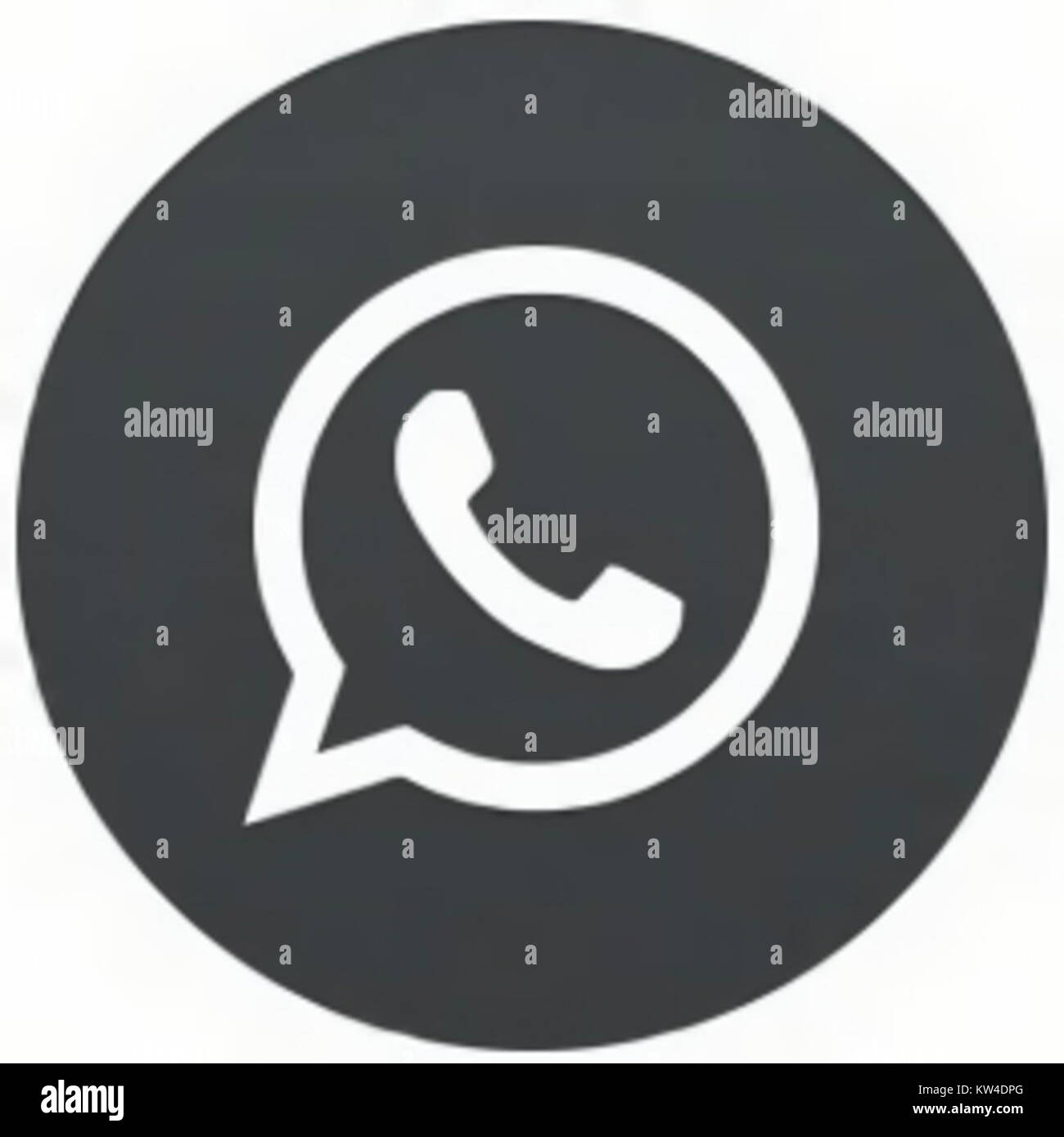 WhatsApp nero si riferisce a un cambiamento visivo o estetico, probabilmente una modalità scura o un tema nero per l'applicazione di messaggistica WhatsApp. Ciò potrebbe implicare un aggiornamento dell'interfaccia. Foto Stock